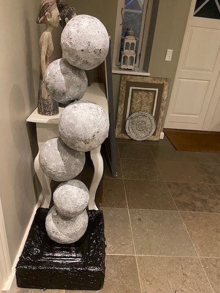 Unik kunstsøjle med skulpturelle kugler