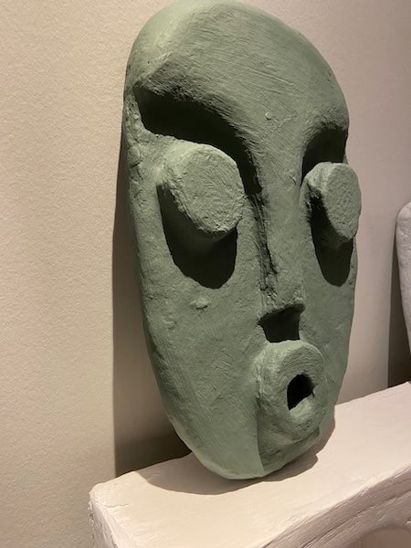 Papmaché ansigt – kunstnerisk vægskulptur