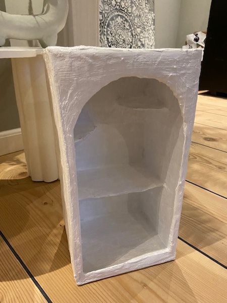 Lille hvid reol i papmaché