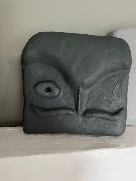 Papmaché ansigt – Mørk grå kunstfigur