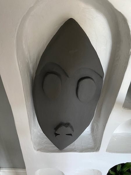 Papmaché ansigt – elegant skulptur i French Grey